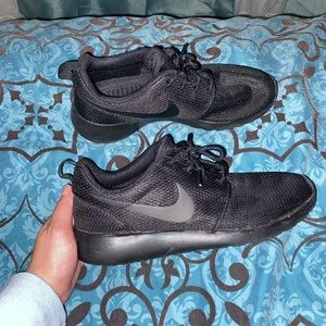 Women’s Nike Roshe Black size 7 BARELY WORN
